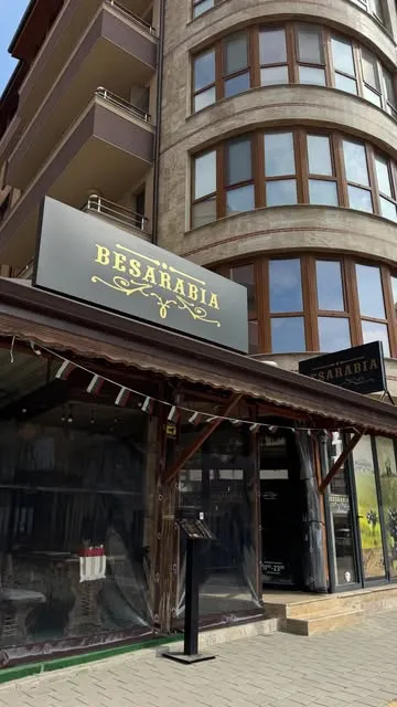 Входът на ресторант Бесарабия с табелата